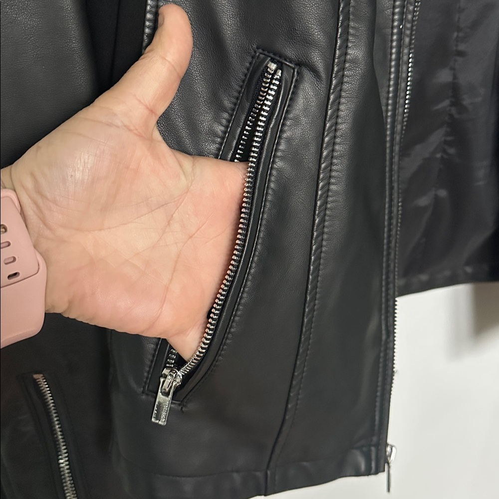 Express Women's Sleek Black Leather moto Jacket - Picture 5 of 9